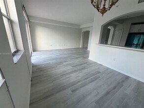 8886 W Flagler St in Miami, FL - Building Photo - Building Photo