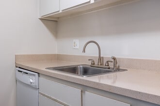 Waters Edge Estates in New Baltimore, MI - Foto de edificio - Interior Photo