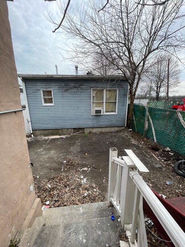 12 Meadow St, Unit 1 in Bayonne, NJ - Building Photo - Building Photo