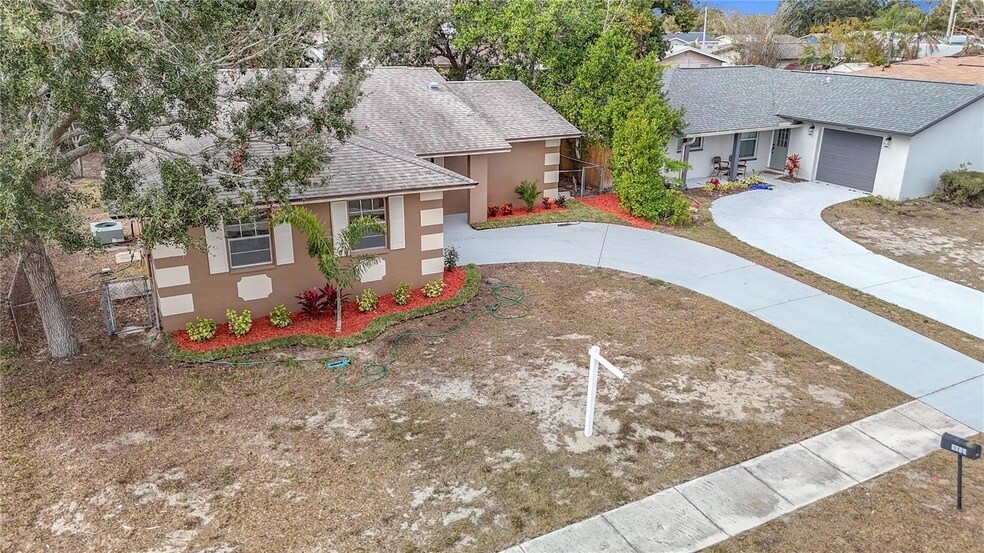 1612 Fox Run Dr in Tarpon Springs, FL - Building Photo