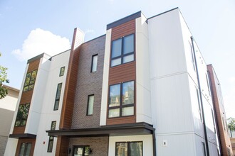 1009 W Stoughton in Urbana, IL - Building Photo - Interior Photo