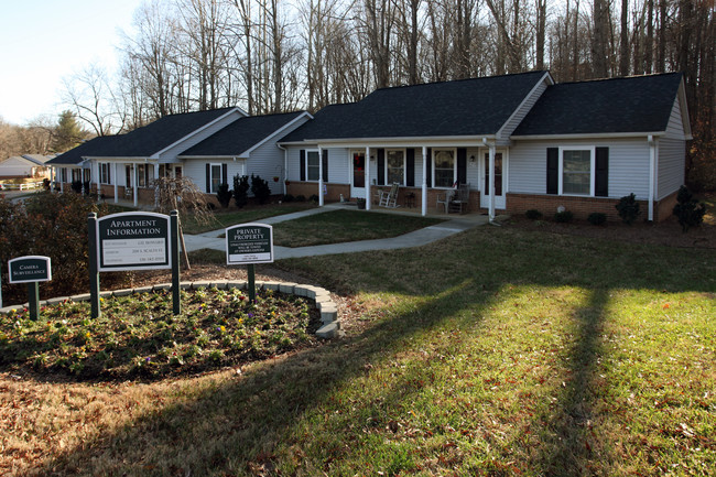 Woodbridge Apartments in Reidsville, NC - Building Photo - Building Photo