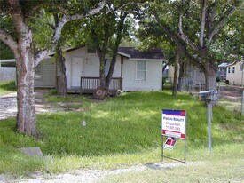 421 S Columbia Dr in West Columbia, TX - Building Photo