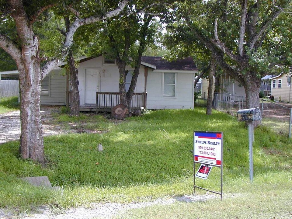 421 S Columbia Dr in West Columbia, TX - Foto de edificio