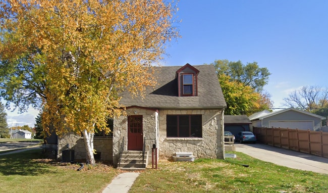 203 S Whiton St in Whitewater, WI - Foto de edificio - Building Photo