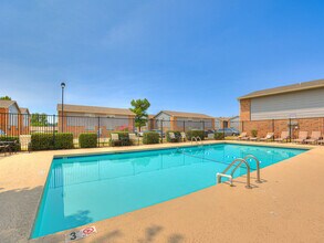 Winds of Oak Ridge in Chickasha, OK - Foto de edificio - Building Photo