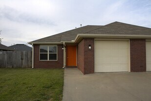 205 E Marietta Ct in Rogers, AR - Building Photo