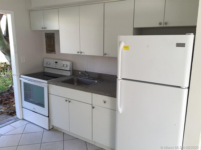 12125 NE 11th Ct-Unit -2 in North Miami, FL - Building Photo - Building Photo
