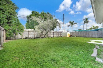 261 NE 45th St in Oakland Park, FL - Foto de edificio - Building Photo
