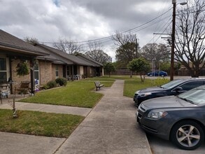 591 E Hwy St in Fredericksburg, TX - Building Photo - Building Photo