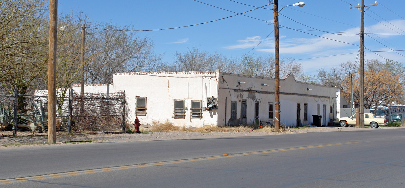 400 W Main St in Clint, TX - Building Photo