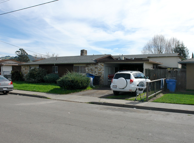 560 Arrowood Dr in Santa Rosa, CA - Building Photo - Building Photo