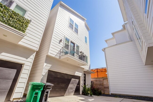 property at 1025 Roberts St