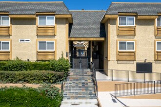 Magnolia Arts Hoa in North Hollywood, CA - Foto de edificio - Building Photo