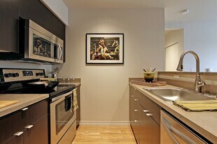 z-053025-Madison Crossing in Seattle, WA - Building Photo