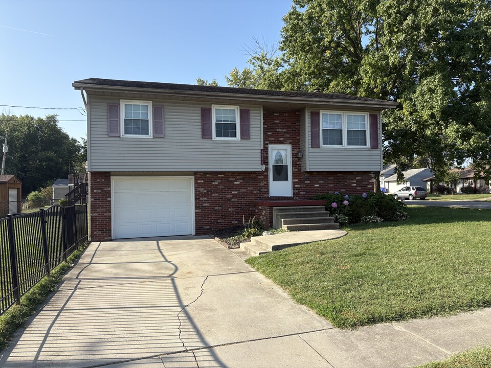 3805 E Fitzgerald Rd in Decatur, IL - Building Photo