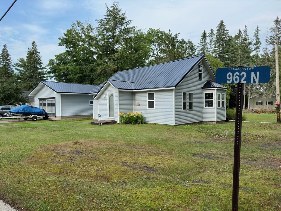 962 County Rd 440 in Manistique, MI - Building Photo