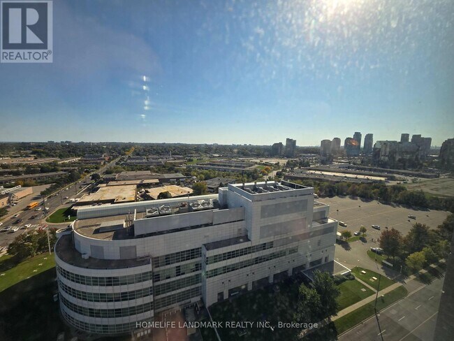 1 Lee Centre Dr in Toronto, ON - Building Photo - Building Photo