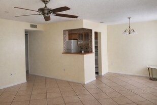 350 79th Ave N, Unit 312 in St. Petersburg, FL - Building Photo
