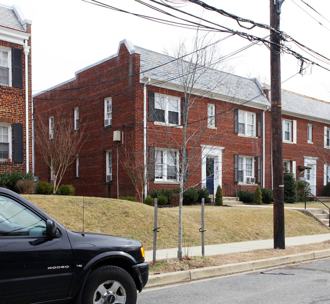 2221 40th Pl NW in Washington, DC - Foto de edificio - Building Photo