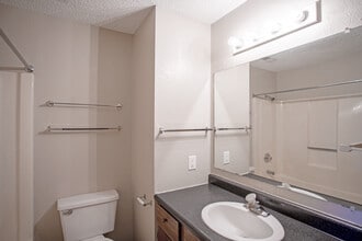 Oakwood Estates in Sioux Falls, SD - Building Photo - Interior Photo