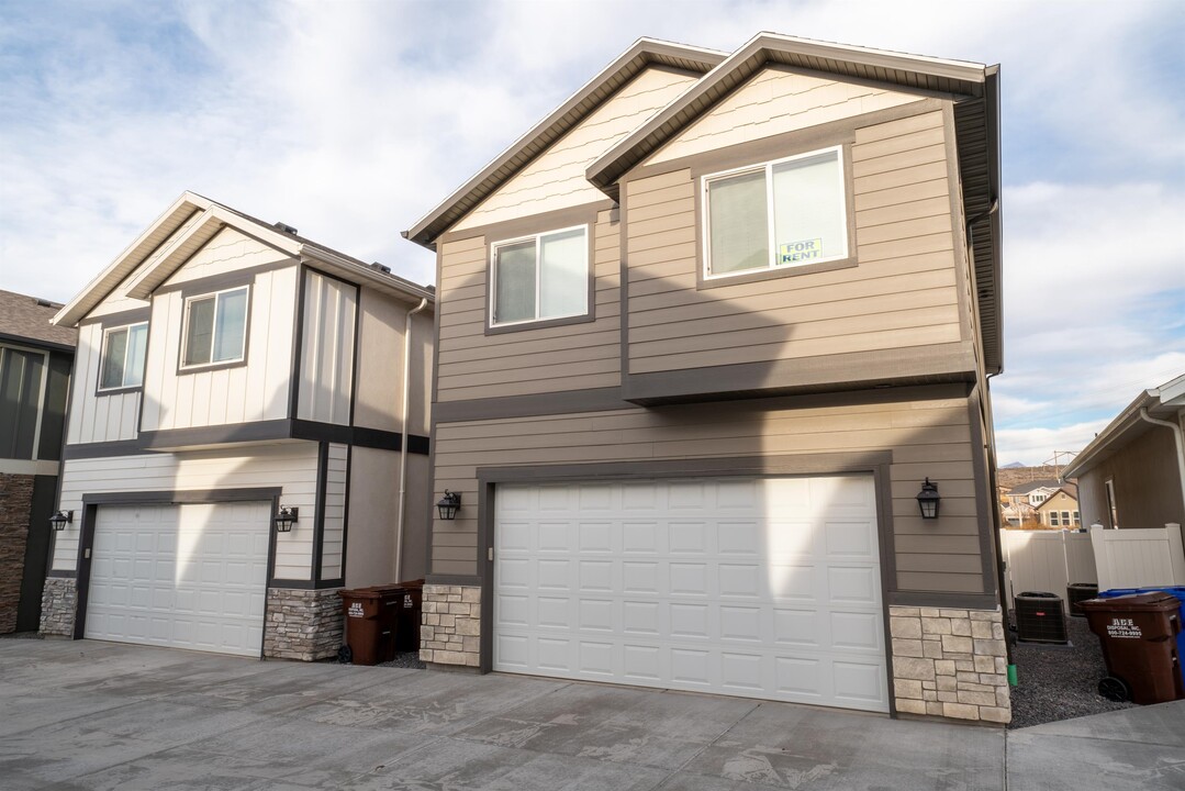 8676 N Shadow Creek Alley in Eagle Mountain, UT - Foto de edificio