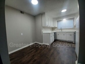 5112 NW Kalivas Cir in Riverside, MO - Building Photo - Building Photo