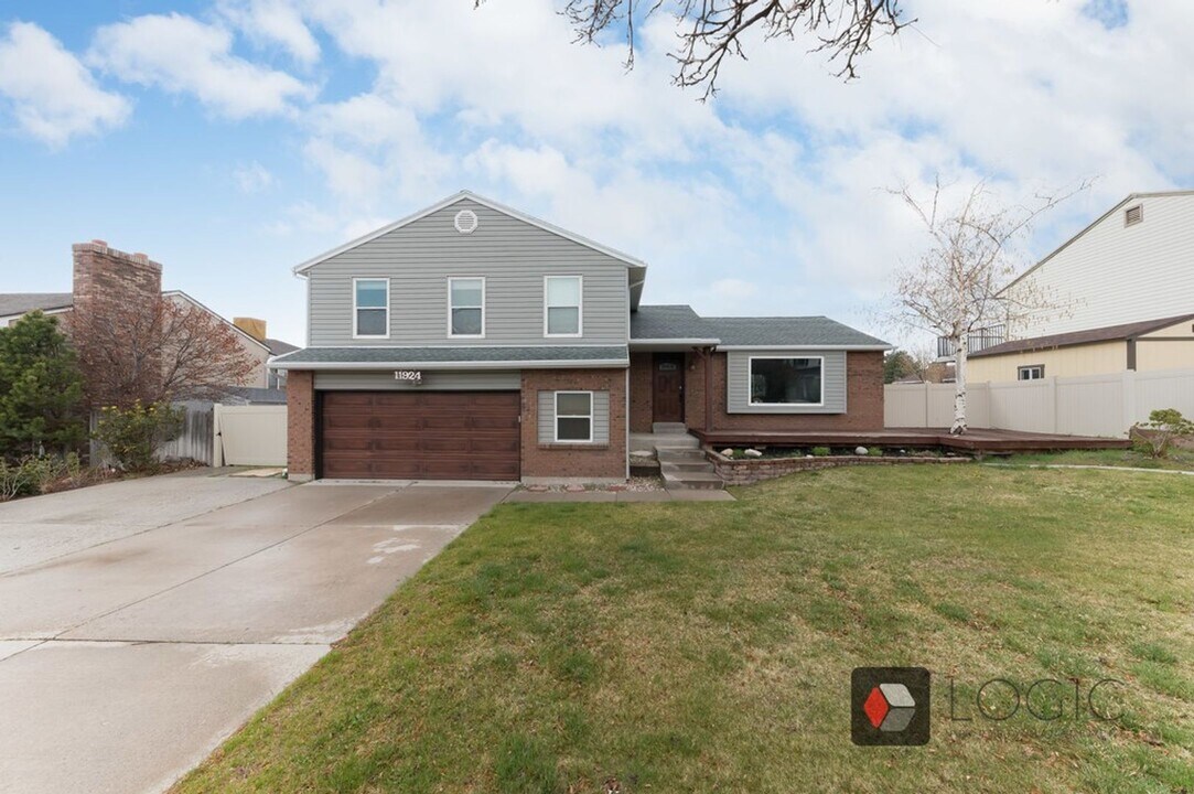 11924 S Cedar Ridge Rd in Sandy, UT - Building Photo