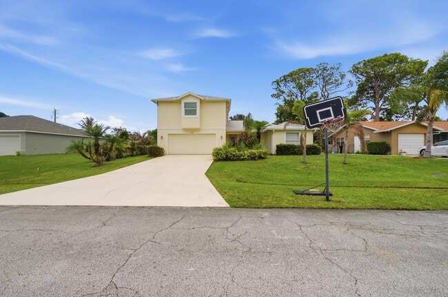 1707 SE Manth Ln in Port St. Lucie, FL - Building Photo - Building Photo
