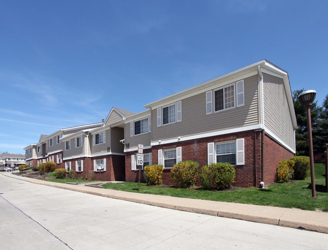 Honey Locust Gardens in Cuyahoga Falls, OH - Building Photo - Building Photo