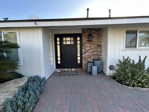 13272 Sandhurst Pl in Santa Ana, CA - Building Photo - Building Photo