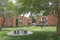 Pavilion Apartments in Victorville, CA - Foto de edificio - Building Photo