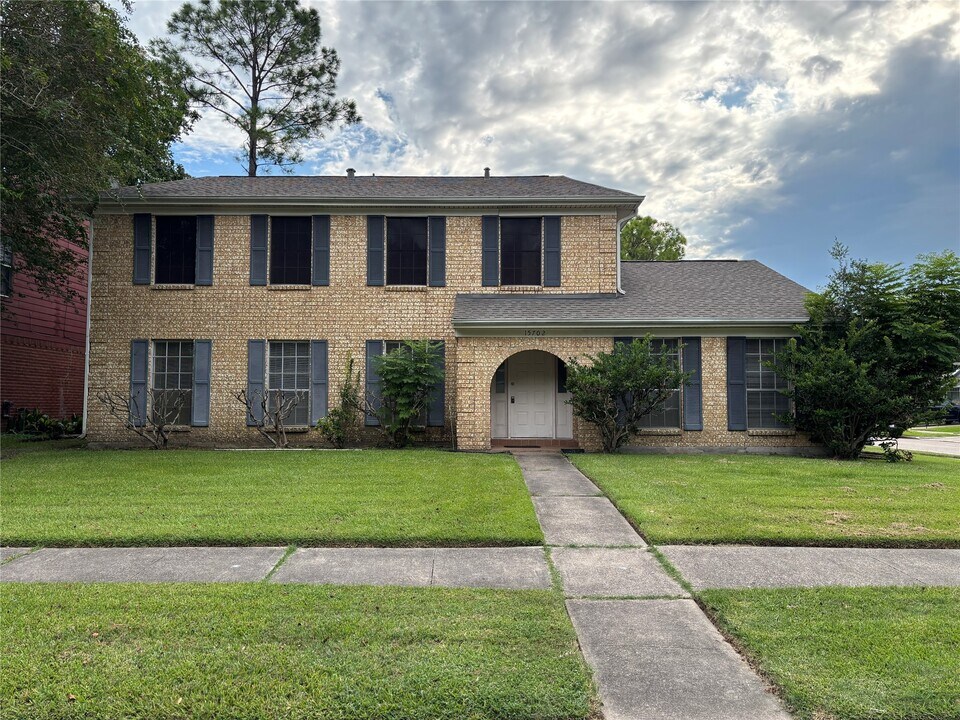 15702 Pipers View Dr in Webster, TX - Building Photo