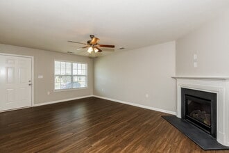 1906 Eastway Dr in Dallas, NC - Foto de edificio - Building Photo