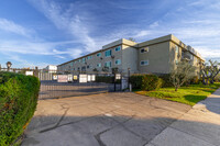 Oak Tree Apartments in Van Nuys, CA - Building Photo - Building Photo