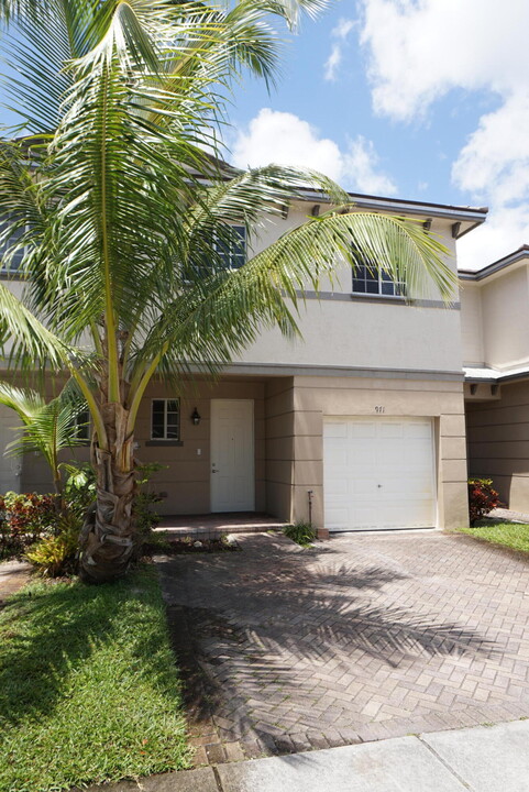 971 Tortuga Dr in Riviera Beach, FL - Building Photo