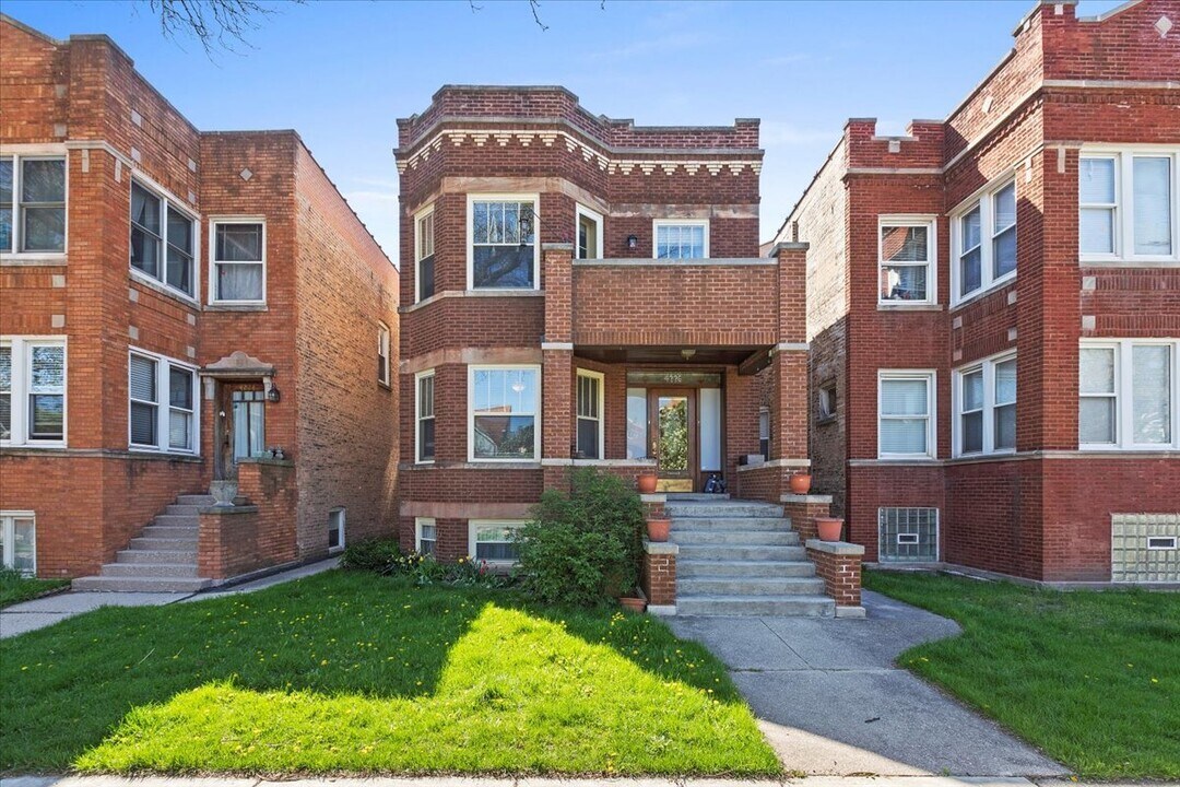 4226 N Sawyer Ave in Chicago, IL - Building Photo
