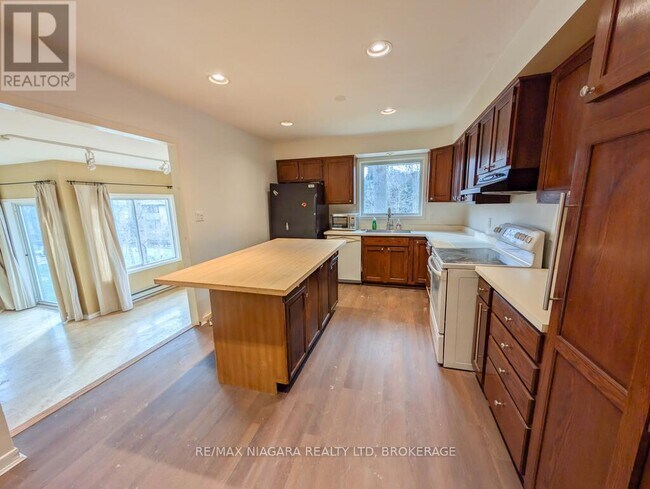 262 Alscot Crescent in Oakville, ON - Building Photo - Building Photo