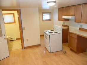 37 Spring St in Newmarket, NH - Building Photo - Building Photo