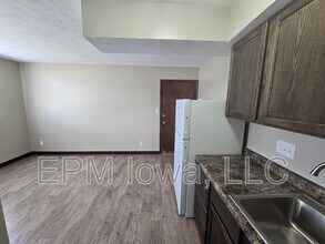 990 Grand Ave in Marion, IA - Building Photo - Building Photo