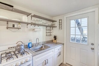 208 Lessin Ln in Austin, TX - Building Photo - Building Photo