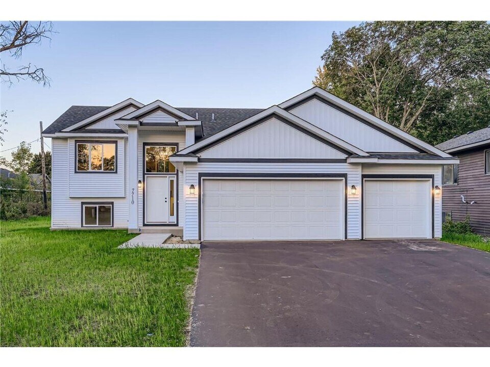 7710 Long Lake Rd in Mounds View, MN - Building Photo