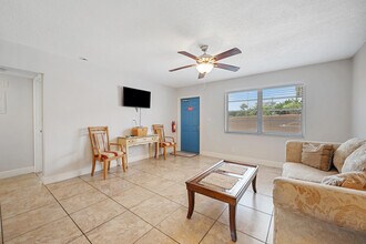 801 Hummingbird 101 Way in West Palm Beach, FL - Building Photo - Building Photo