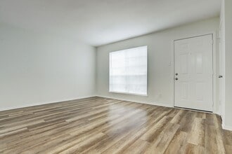11540 Chimney Rock Rd in Houston, TX - Building Photo - Building Photo