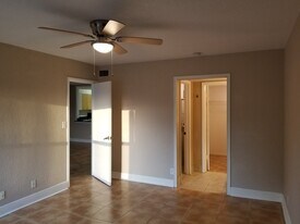430 Commodore Dr, Unit Lago West Condominium in Plantation, FL - Building Photo