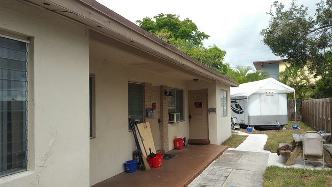 905 NE 10th St in Pompano Beach, FL - Building Photo - Building Photo