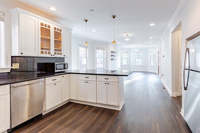 68 Line St, Unit 1 in Somerville, MA - Foto de edificio - Building Photo