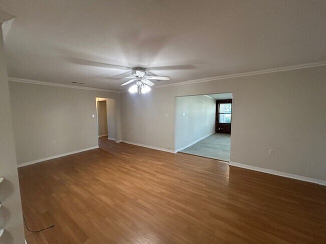 1816 W Spring Valley Rd in Hewitt, TX - Foto de edificio - Building Photo