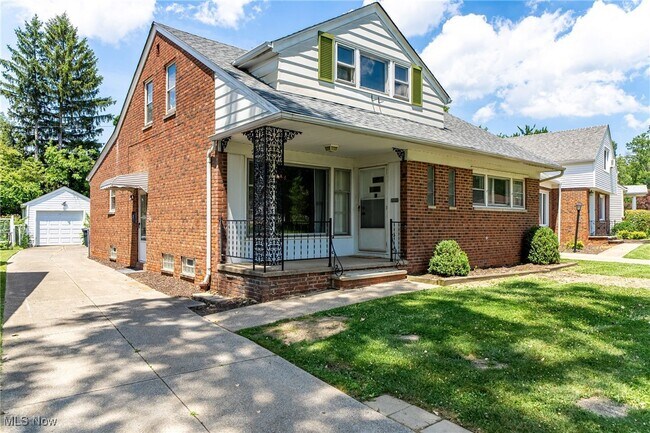24111 Edgehill Dr in Beachwood, OH - Building Photo - Building Photo