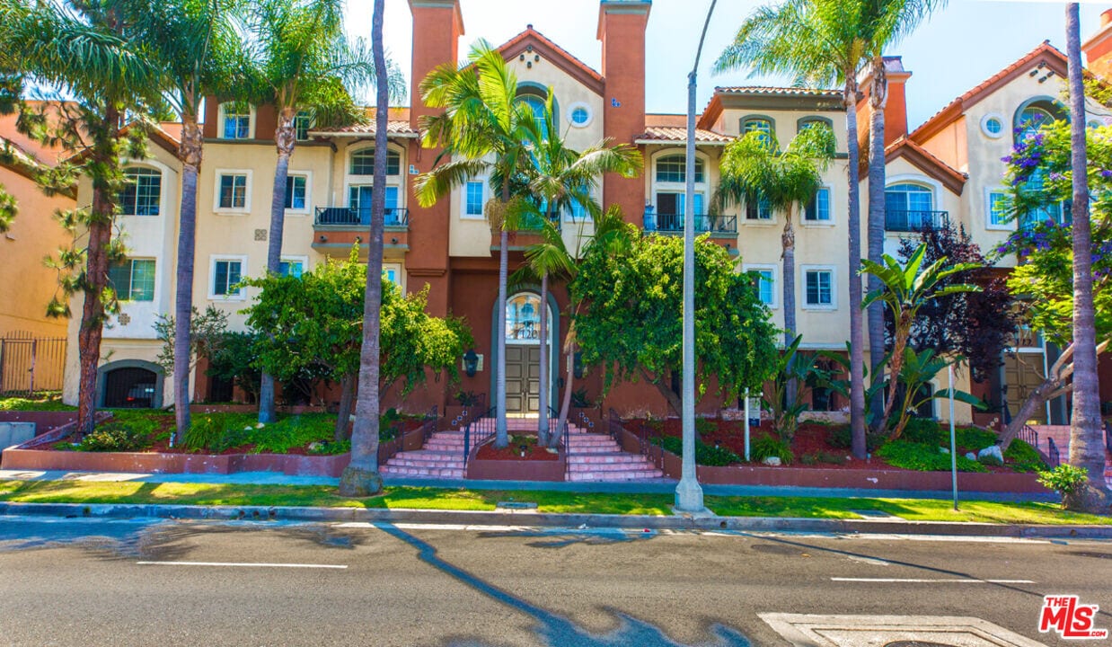 7120 La Tijera Blvd in Los Angeles, CA - Building Photo